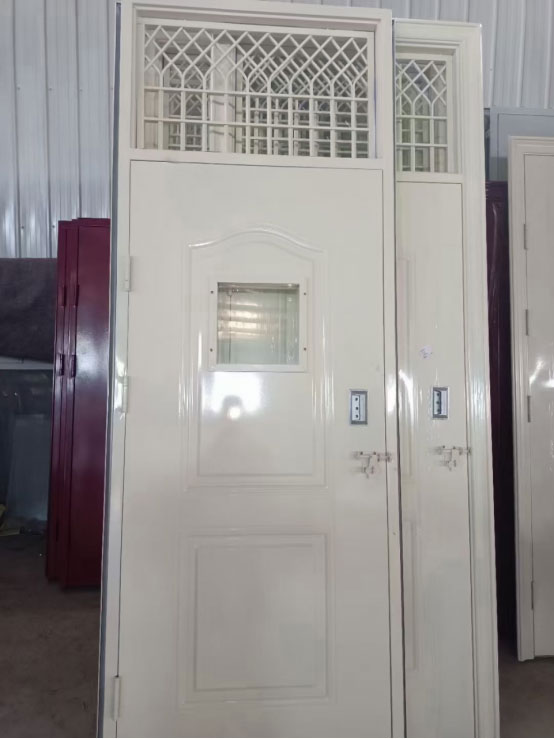 红山街道学校教室门