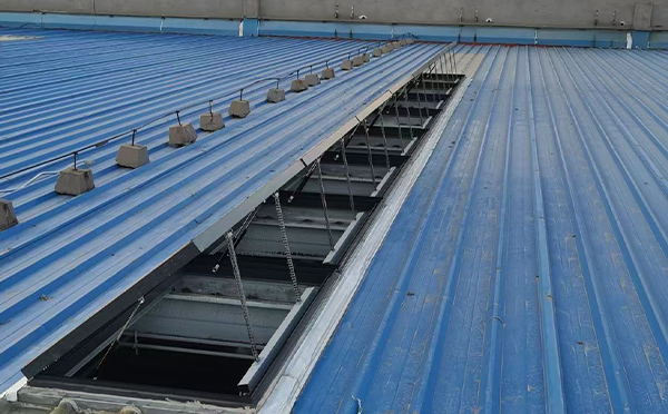 某城市大型商业综合体中庭红山街道排烟窗工程