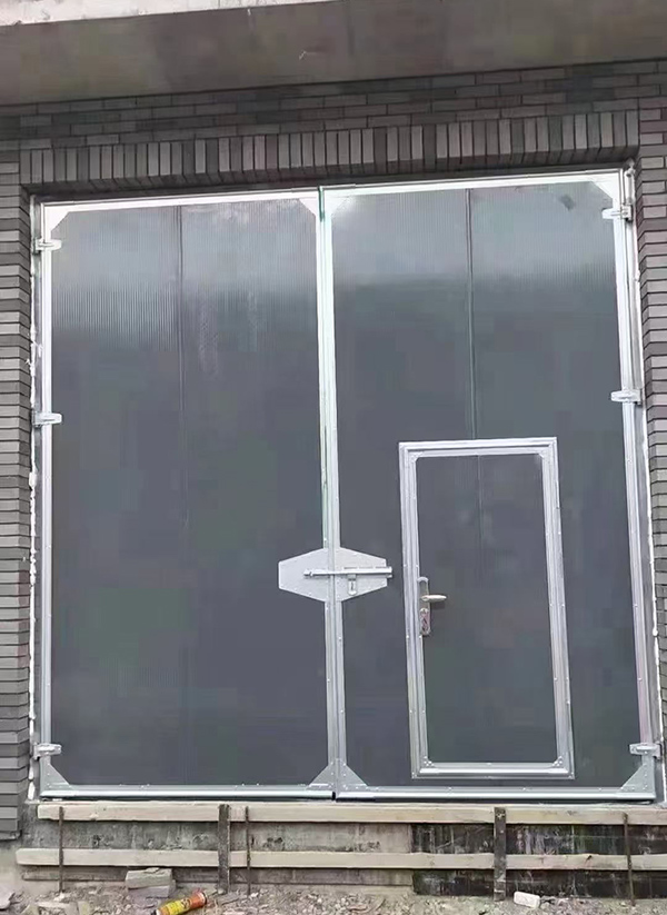 红山街道工业平开门在大型设备制造车间的应用实例